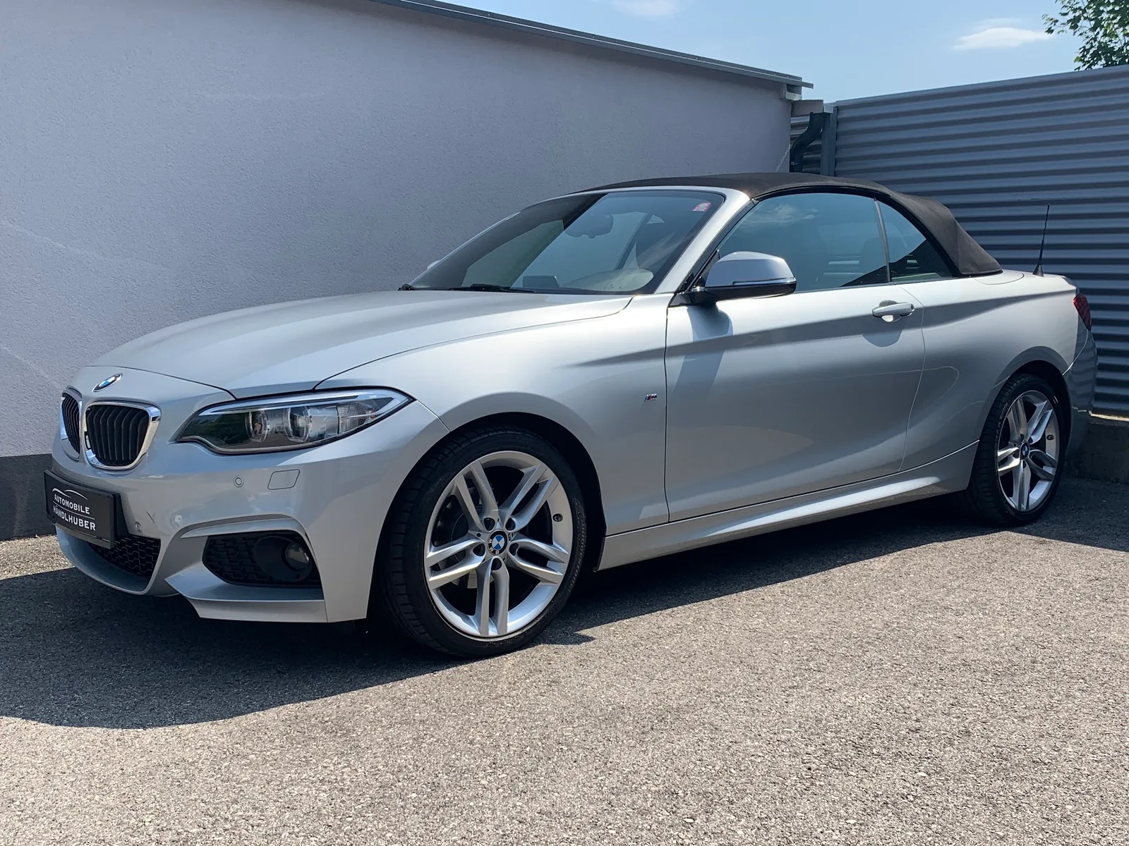 Silbernes BMW 2er Cabrio am Standort in Wels
