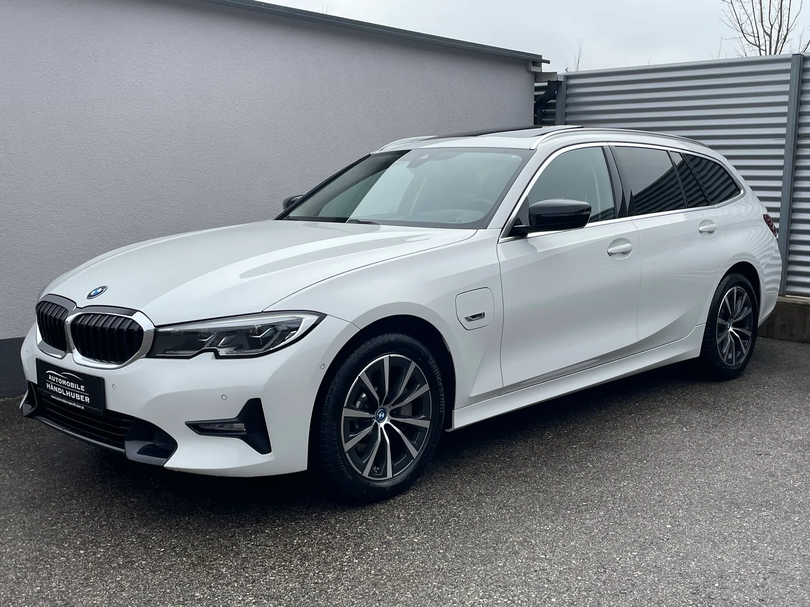 Weißer BMW 3er Touring schräg von vorne