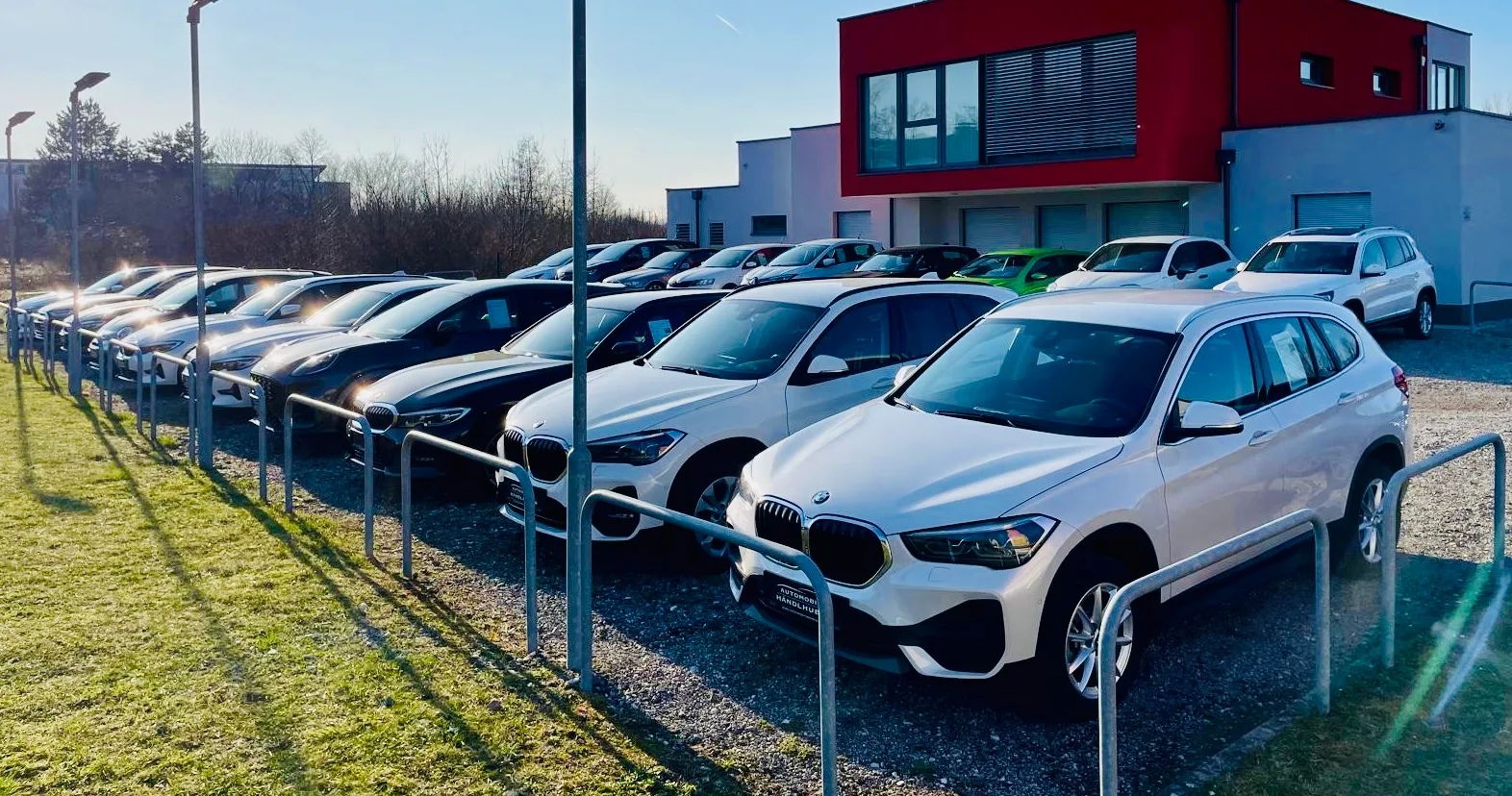 Fahrzeugreihe am Standort von Automobile Händlhuber in Wels